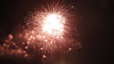 Gece gökyüzünde Bokeh ışıkları olan renkli altın rengi havai fişekler. Parlak ışıkların ve havai fişeklerin şenlikli arka planı. Yeni yılı kutluyoruz. Havai fişek festivali.