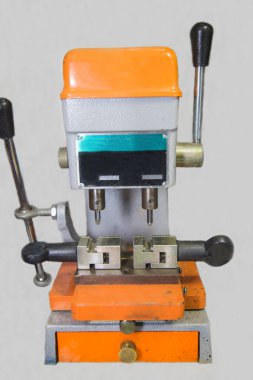 Makine, metal kesici ile çeşitli anahtar şekilleri üretmek için elektriklidir. Teknolojiler kamu hizmeti işi.