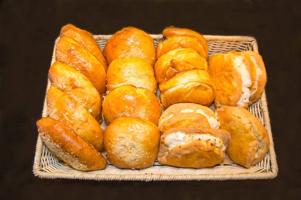 Pies Roti Kue Juicy Dengan Keju Cottage Croissant Pada Keranjang — Stok Foto