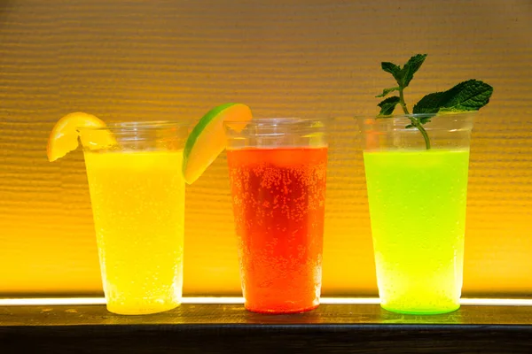 Glazen Met Luchtbelletjes Het Achtergrondlicht Van Een Gele Limonade Met — Stockfoto