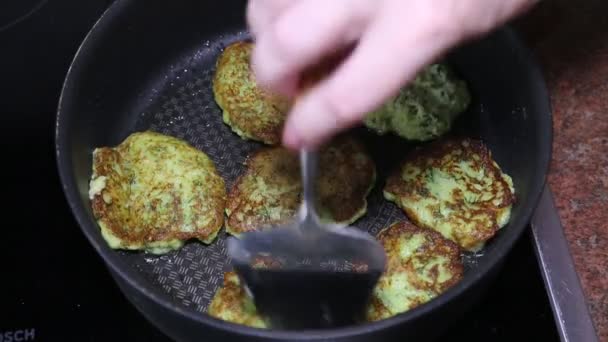 Girando Buñuelos Calabacín Con Hierbas Una Sartén Caliente Con Una — Vídeo de stock