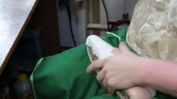 Een Schoenmaker Maakt Witte Schoenen Met Een Hamer Een Schoenenblok — Stockvideo