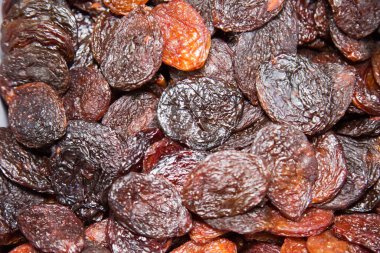 Kuru erikler koyu kahverengi ve siyah. Kabukları da çok güzel. Fındık, sebze, böğürtlen, tarım..