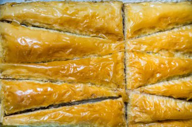 Doğulu, piramit şeklinde fındıklı Baklava tatlısı. Fındık, sebze, böğürtlen, tarım..