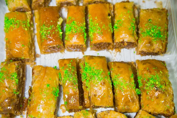 Bonbons Orientaux Baklava Pâte Feuilletée Dorée Aux Noix Rectangulaires Saupoudrée — Photo