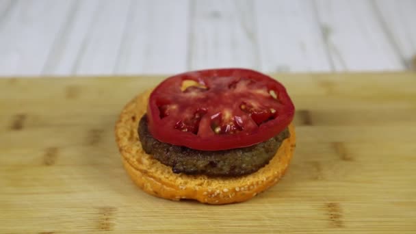 Préparation Hamburger Jaune Avec Steak Tomate Concombre Laitue Sur Fond — Video