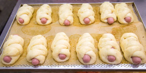 Saucisses Dans Une Pâte Sur Une Plaque Métallique Prête Cuire — Photo