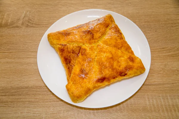 Khachapuri Mit Köstlichem Gelben Käse Auf Einem Weißen Runden Teller — Stockfoto