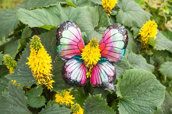 Una Brillante Mariposa Artificial Compuesta Por Una Bola Inflable Una — Foto de Stock