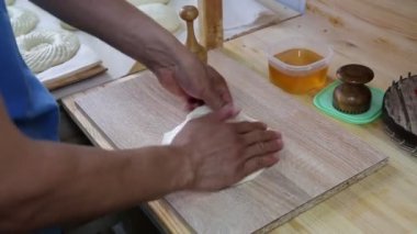 Özbek ekmeğini tandırda pişirmek için ellerinle hamuru hazırlıyorsun. Ulusal fırın ürünleri geleneksel yemek ve hamur işleri.