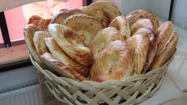 将乌兹别克斯坦烤玉米饼放在柳条筐里烘焙 烘焙成国家传统食品和糕点 — 图库视频影像