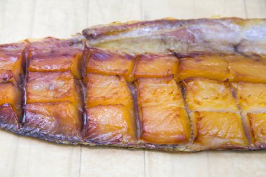 Pike jukola (Latince: Esox lucius) yuvarlak bir tabakta ahşap masa arkaplanıyla iştah açıcıdır. Yiyecek bira için lezzetli bir atıştırmalıktır..