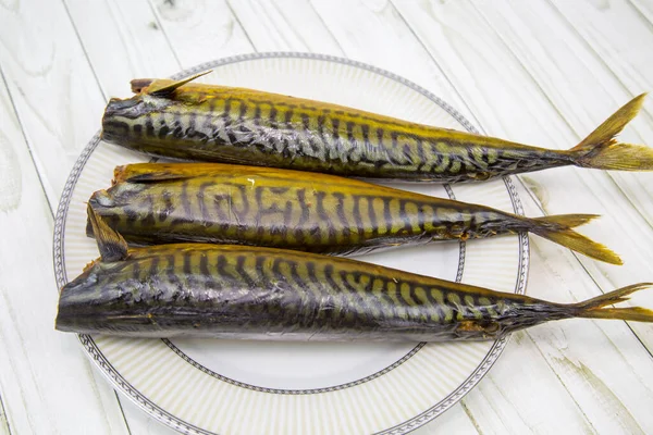 Mackerel Lat 나무로 위에서 뜨거운 연기를 피웠다 음식은 맥주의 간식이다 — 스톡 사진