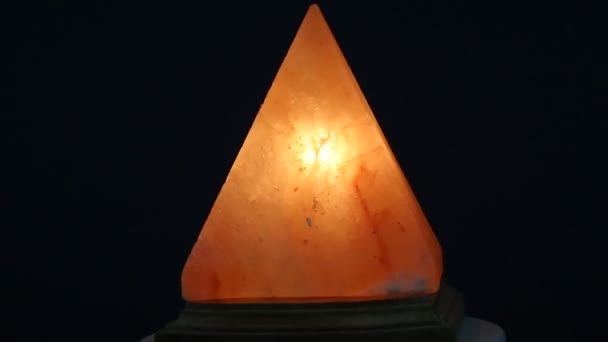 Den Orange Saltlampa Tillverkad Naturliga Kristallina Bergssalt Form Pyramid Roterar — Stockvideo