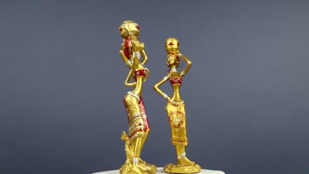Três Estatuetas Cerâmicas Meninas Afro Americanas Amarelo Com Jarros Cabeça — Vídeo de Stock