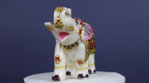 Una Statuetta Elefante Bianco Fatto Marmo Coperto Con Una Coperta — Video Stock
