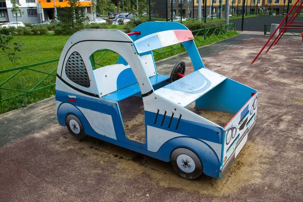 緑の芝生と複数階建ての建物の背景に青 青と白の色の木製の車 遊び場 スポーツ エンターテイメント — ストック写真