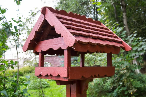 Alimentatore Uccelli Sotto Forma Una Casa Legno Uno Sfondo Alberi — Foto Stock