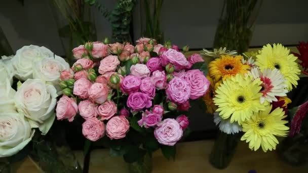 Panorama Buquês Flores Zinnias Rosas Cravos Girassóis Cor Amarela Rosa — Vídeo de Stock