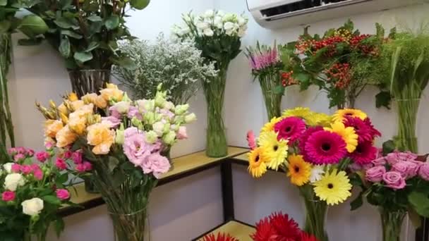Panorama Buquês Flores Rosas Peônias Cravos Astros Zinnias Cor Amarela — Vídeo de Stock