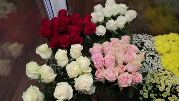Panoráma Virág Csokrok Rózsa Bazsarózsa Szegfű Aszter Zinniák Piros Fehér — Stock videók