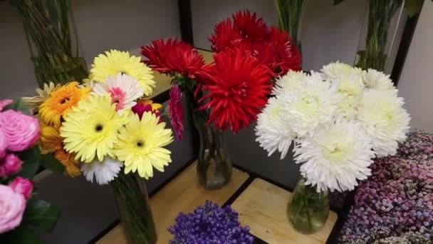 Panorama Buquês Flores Rosas Peônias Cravos Astros Zinnias Cor Amarela — Vídeo de Stock