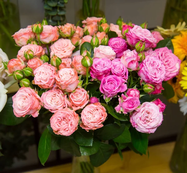 Bouquets Rose Latin Rsa Con Fiori Rosa Vivo Rosso Sullo — Foto Stock