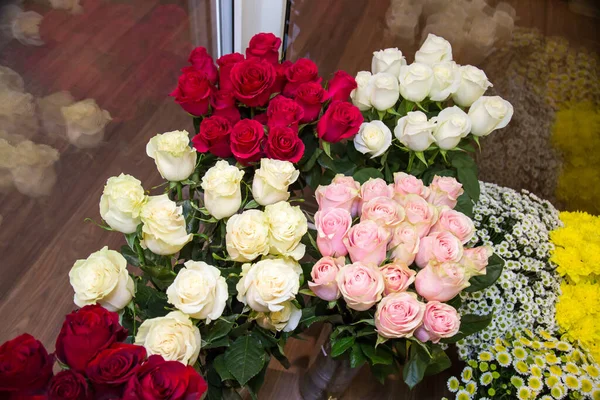 Bouquets Rose Latin Rsa Con Fiori Rosa Vivo Rosso Bianco — Foto Stock