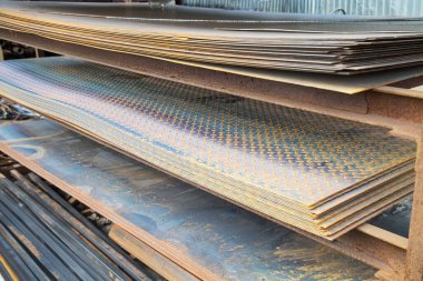 Oluklu metal levhalar ve raflarda pas izleri var. İnşaat üretim geçmişleri.