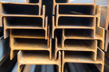 Metal kanalların sonundan, rafta pas izleri olan görüntüyü al. İnşaat üretim geçmişleri.