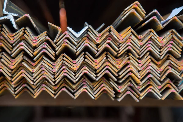 Widok Końca Metalowych Rogach Śladami Kolorowych Znaków Ułożonych Półce Konstrukcje — Zdjęcie stockowe