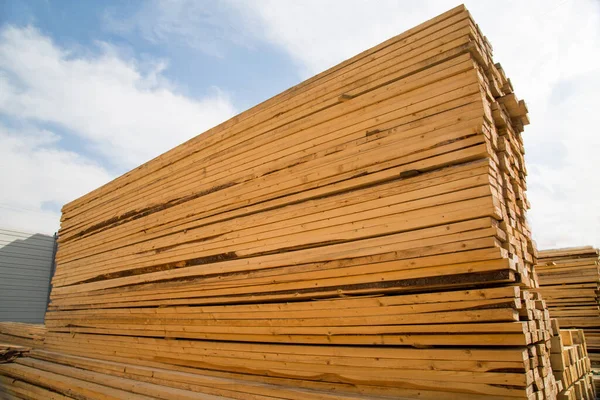 Stosy Drewna Deski Krawędziowe Drewna Iglastego Żółte Tle Błękitnego Nieba — Zdjęcie stockowe