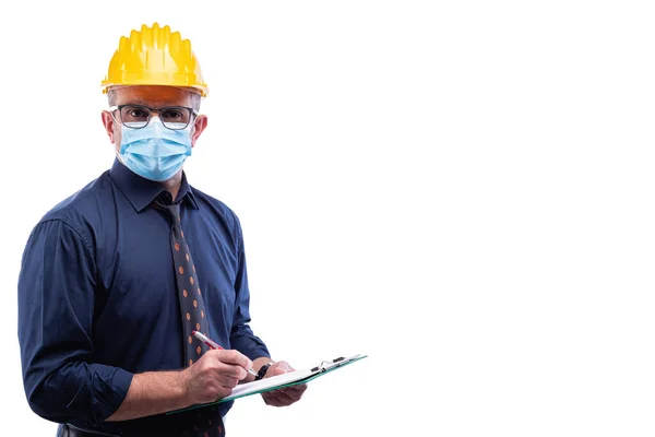 Μηχανικός Απομονωμένος Λευκό Φόντο Φοράει Χειρουργική Μάσκα Για Αποτρέψει Την — Φωτογραφία Αρχείου