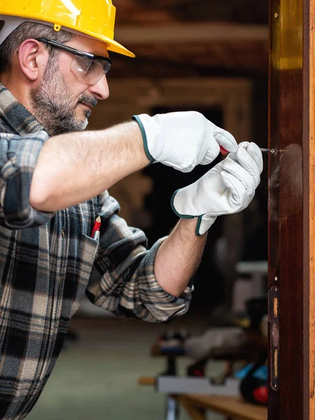 Trabajador Carpintero Trabajo Con Destornillador Reparaciones Instala Marco Puerta Una —  Fotos de Stock