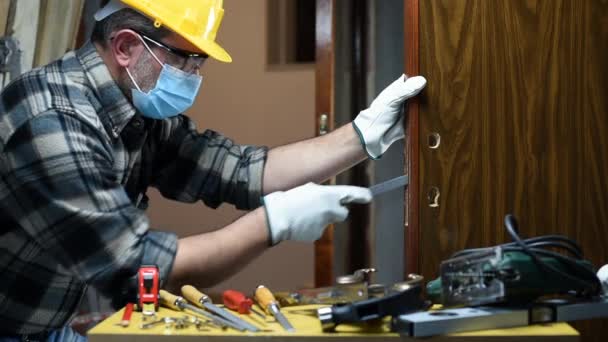 Carpinteiro Trabalhador Trabalho Reparar Instalar Uma Fechadura Porta Sala Usar — Vídeo de Stock