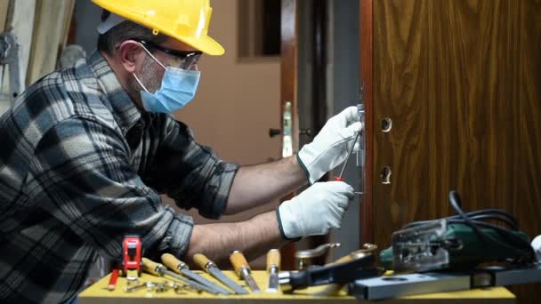Carpinteiro Trabalhador Trabalho Reparar Instalar Uma Fechadura Porta Sala Usar — Vídeo de Stock