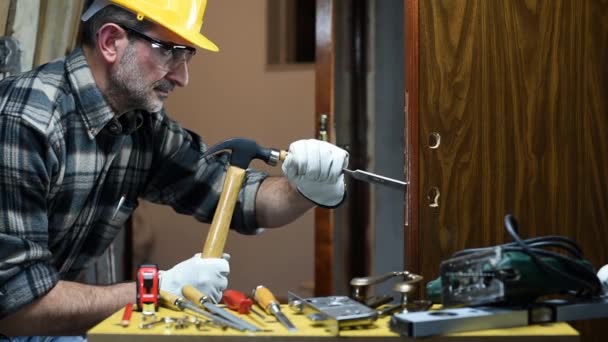 Close Carpinteiro Reparos Trabalho Instala Nova Fechadura Uma Porta Madeira — Vídeo de Stock