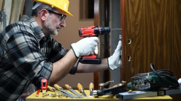 Gros Plan Menuisier Travail Répare Installe Nouvelle Serrure Une Porte — Video