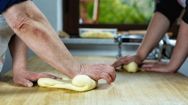 チーズラビオリを準備するために生地を作業女性の手のクローズアップ 伝統的なサルデーニャ料理 — ストック写真