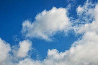 Kışın öğleden sonra kümülonimbus bulutlarıyla kaplı güzel mavi bir gökyüzünün manzarası. Bozulmamış doğa.