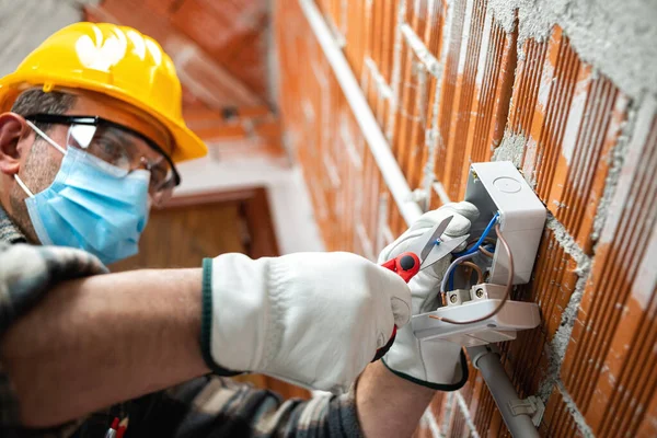 Eletricista Com Tesoura Prepara Cabos Elétricos Sistema Elétrico Use Máscara — Fotografia de Stock