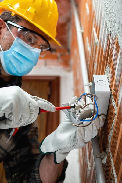 Elektriker Med Skruvmejsel Fixar Kabeln Strömbrytaren Ett Elektriskt System Bär — Stockfoto