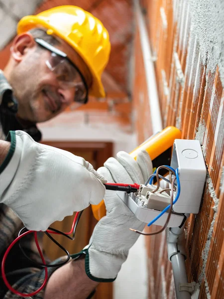 Trabalhador Eletricista Com Testador Mede Tensão Disjuntor Elétrico Usar Capacete — Fotografia de Stock