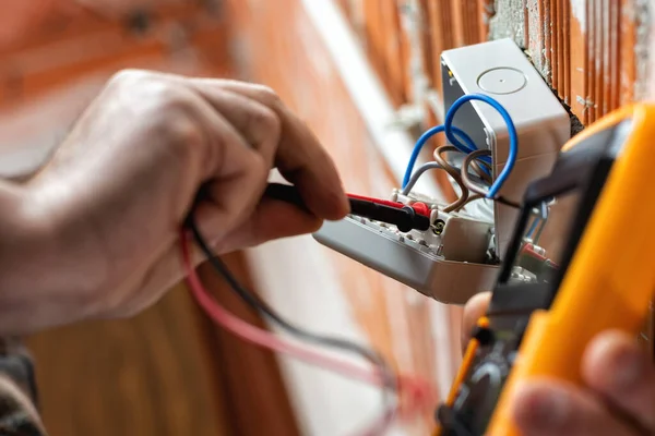 Vista Abajo Electricista Trabajo Con Probador Mide Voltaje Sistema Eléctrico — Foto de Stock