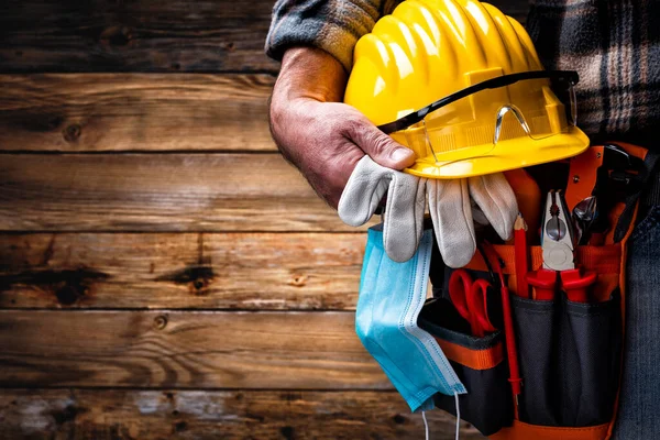 Electricista Trabajador Sobre Fondo Madera Vintage Sostiene Casco Guantes Gafas — Foto de Stock