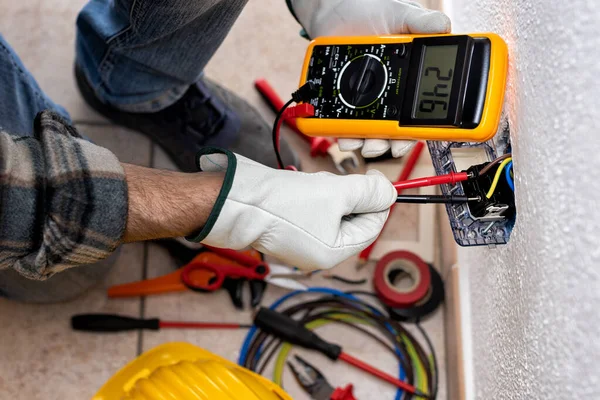 Vista Cima Trabalhador Eletricista Trabalho Com Testador Mede Tensão Sistema — Fotografia de Stock