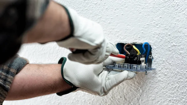 Elektriker Mit Schraubenzieher Fixiert Elektrische Kabel Den Klemmen Der Steckdose — Stockfoto