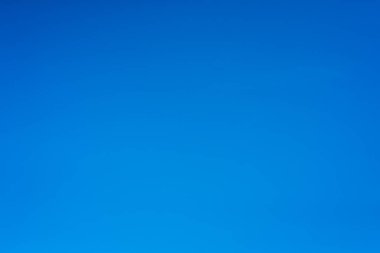 Bir yaz öğleden sonrasında güzel mavi bir gökyüzünün manzarası. Bozulmamış doğa.