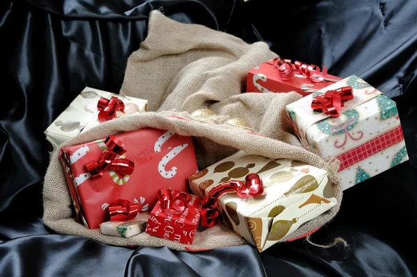 Um saco cheio de presentes . — Fotografia de Stock