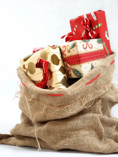 Ein Sack voller Geschenke. — Stockfoto